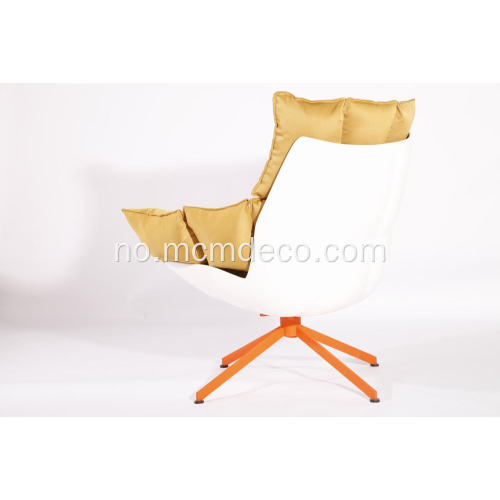 hvit skallestol med oransje sittepute